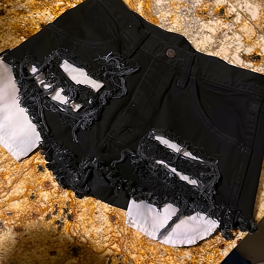The cutest Rustler distressed black shorts mid-rise
